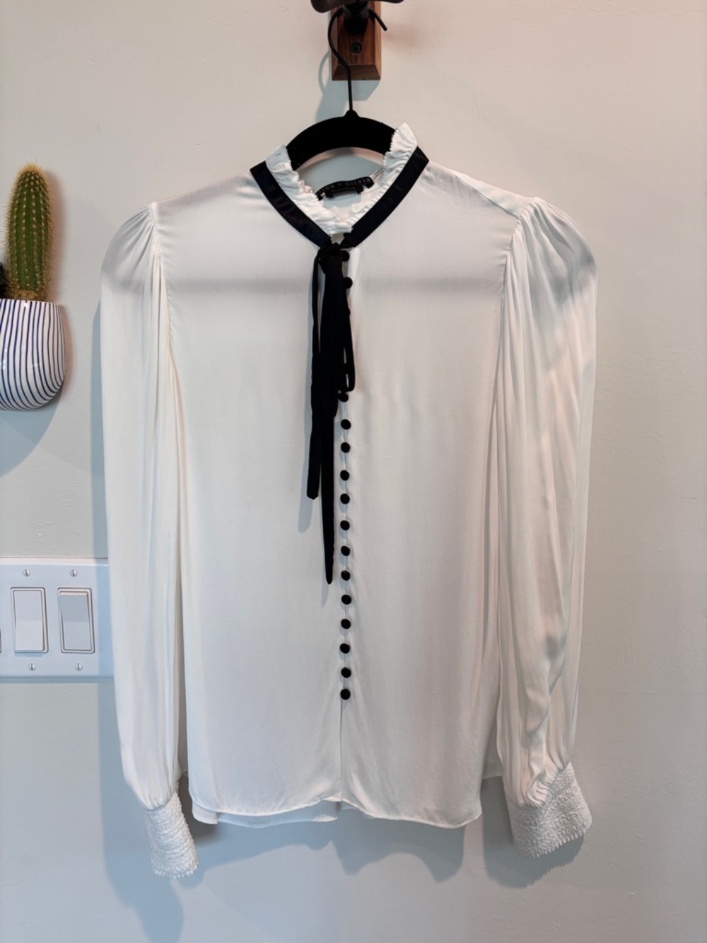 Alice & Olivia White Long-Sleeve Ruffle Collar Blouse with Black Trim. Size S🖤🤍